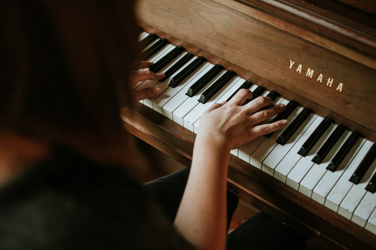 Học viên nhỏ tuổi học piano tại Artona Piano