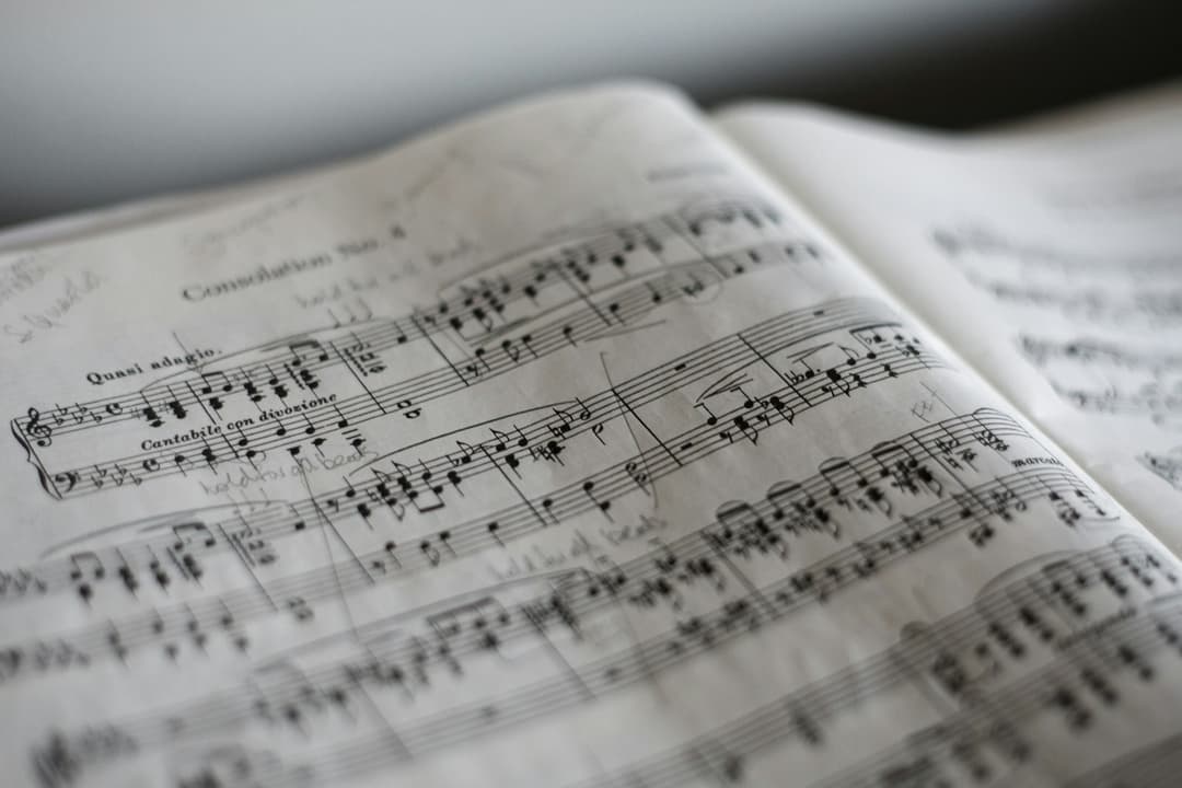 Giáo viên hướng dẫn học viên luyện piano